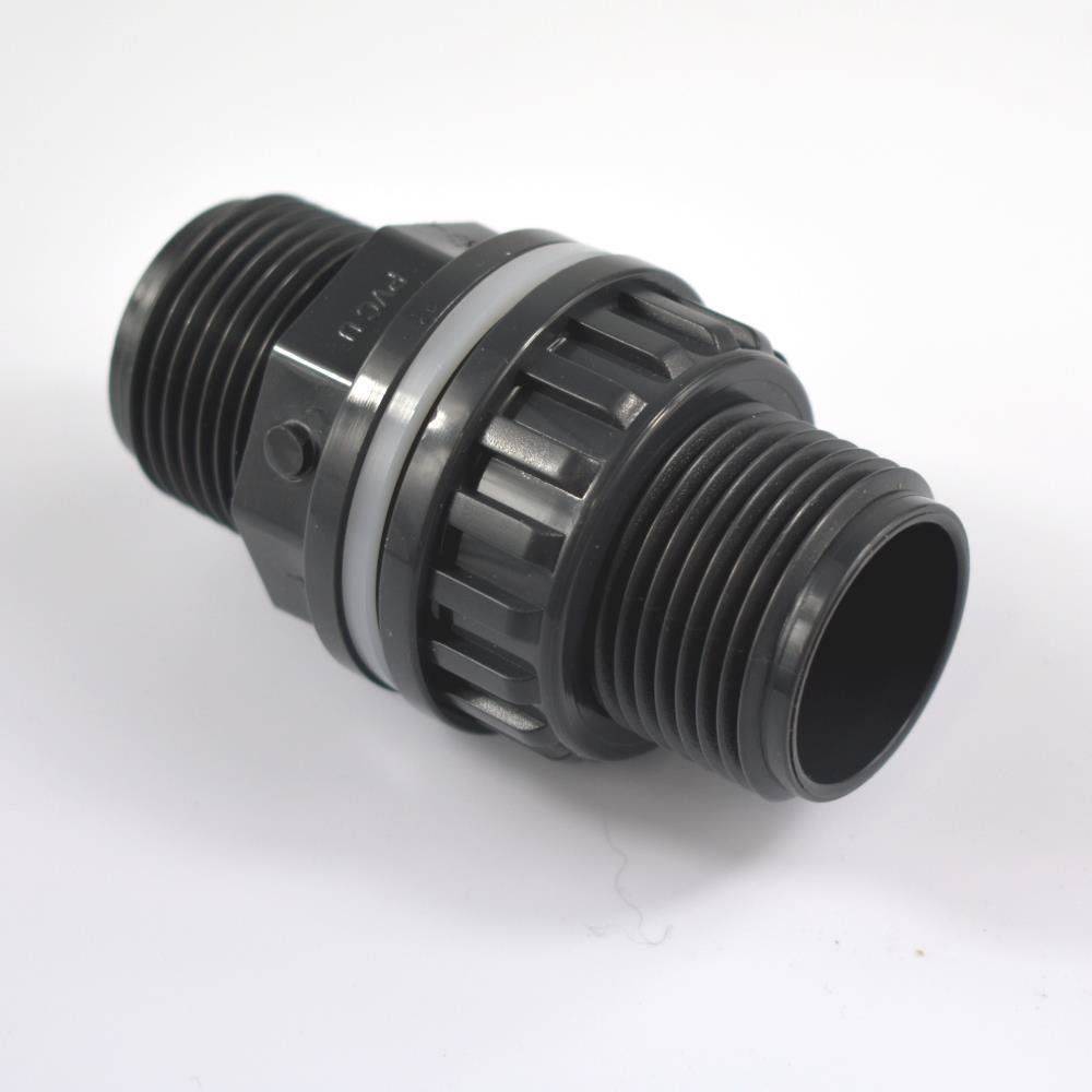 Ein schwarzes Kunststoffrohrverbindungsstück mit Gewinde an den Enden und einem zentralen Spannmechanismus, das zum sicheren Verbinden von zwei Rohren verwendet wird.