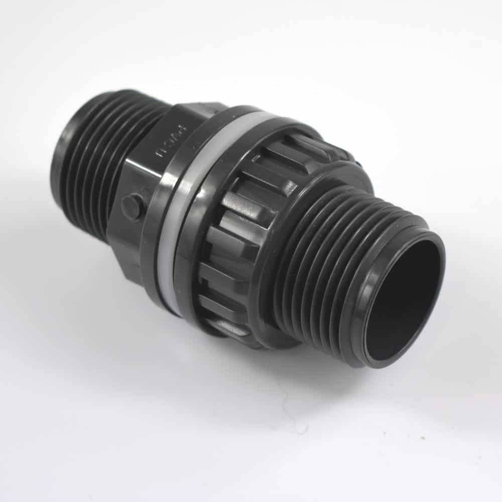 Ein schwarzer Kunststoffrohrverbinder mit Gewinde-Enden, entwickelt zum sicheren Verbinden von Rohren. Geeignet für Sanitär- oder Industrieanwendungen.