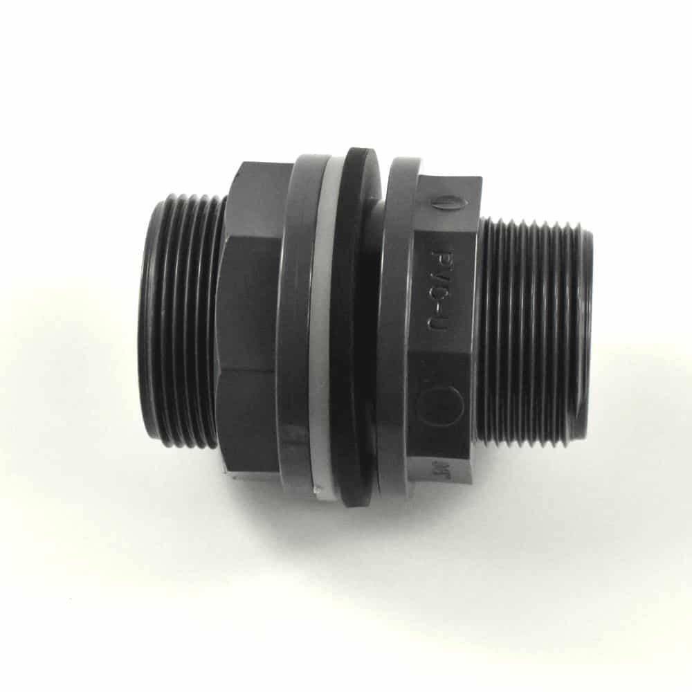 Eine schwarze Kunststoffverschraubung mit zwei sechskantigen Abschnitten, entwickelt zum Verbinden von Rohren oder Schläuchen, gezeigt vor weißem Hintergrund.