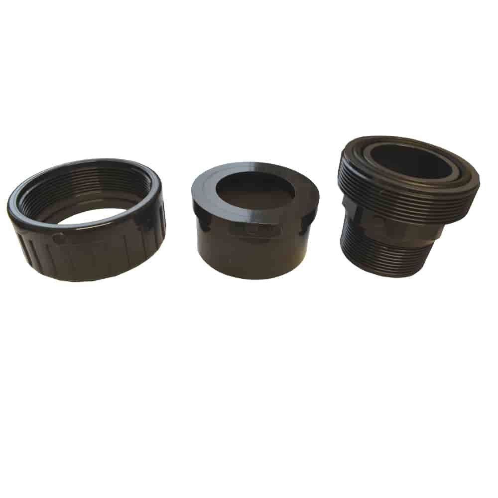 Drei schwarze Rohrverschraubungen verschiedener Größen nebeneinander auf einfachem weißem Hintergrund angeordnet.