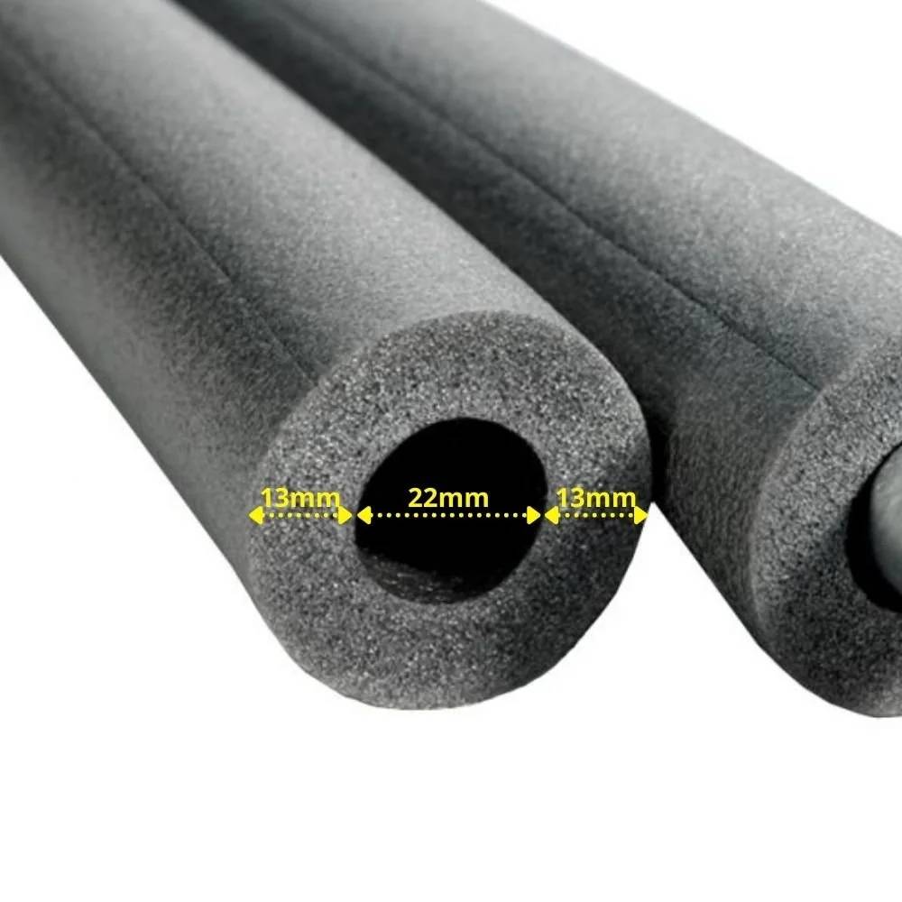 Nahaufnahme von zwei schwarzen Schaumstoff-Rohrisolierungen, wobei das vordere Rohr mit 13 mm Wandstärke, 22 mm Innendurchmesser und 13 mm Wandstärke gekennzeichnet ist.