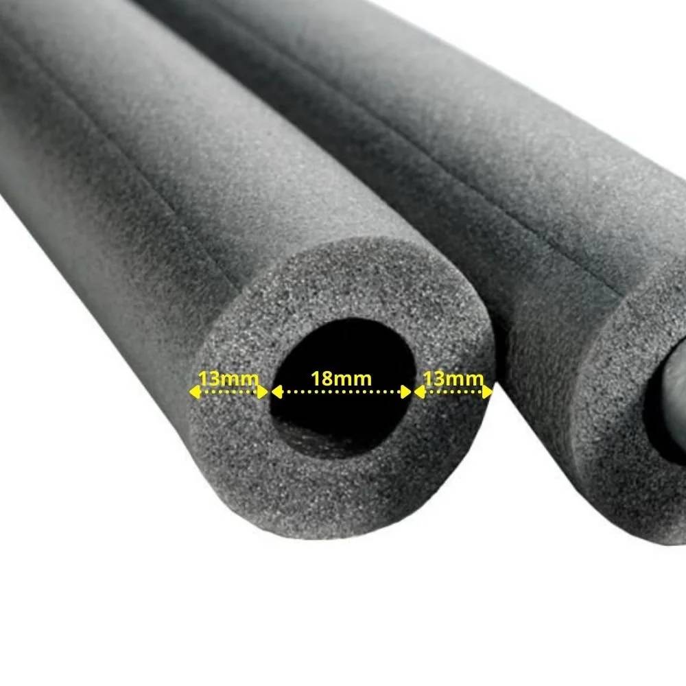 Nahaufnahme von zwei grauen Schaumstoffröhren mit einem zentralen 18-mm-Loch und 13-mm-Wandstärke auf jeder Seite.