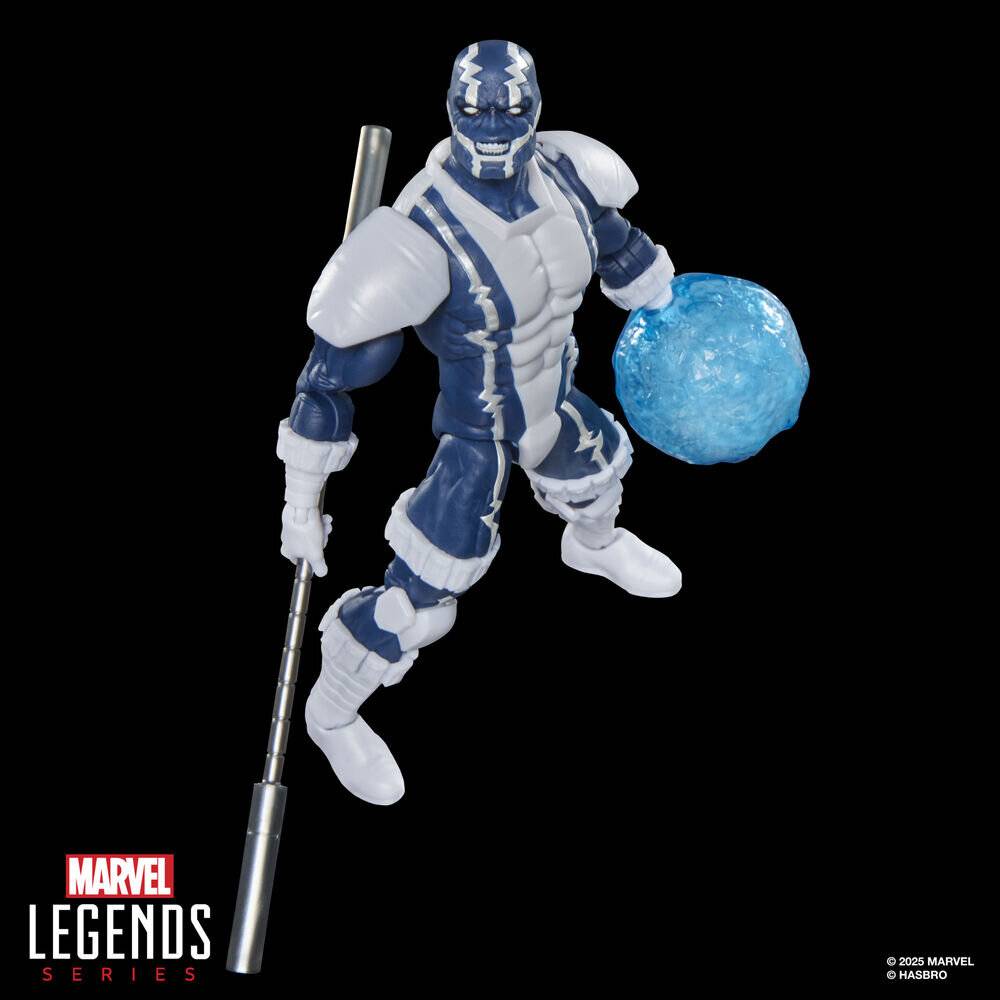 Eine Actionfigur eines Superhelden in blauer und weißer Rüstung, der eine blaue Kugel und einen Stab hält. Die Figur stammt aus der Marvel Legends Serie.