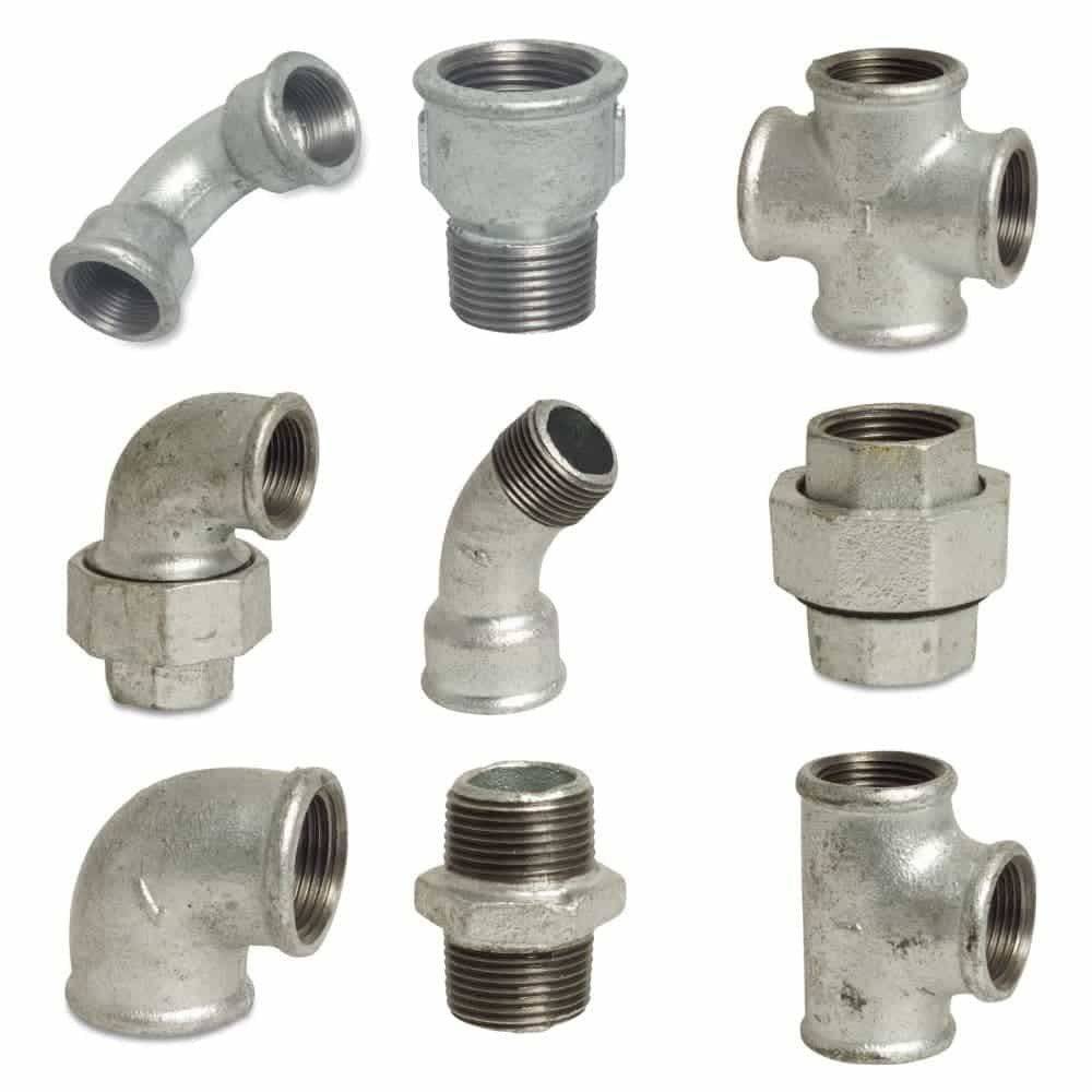 Verschiedene Metallrohrfittings, einschließlich verschiedener Bögen, T-Stücke und Muffen, die unterschiedliche Formen und Verbindungstypen veranschaulichen.