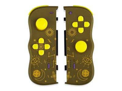 Zwei braun und gelb gefärbte Gaming-Controller mit himmelskörper-Designs, einschließlich Sonnen, Monden und Sternen, nebeneinander gelegt.