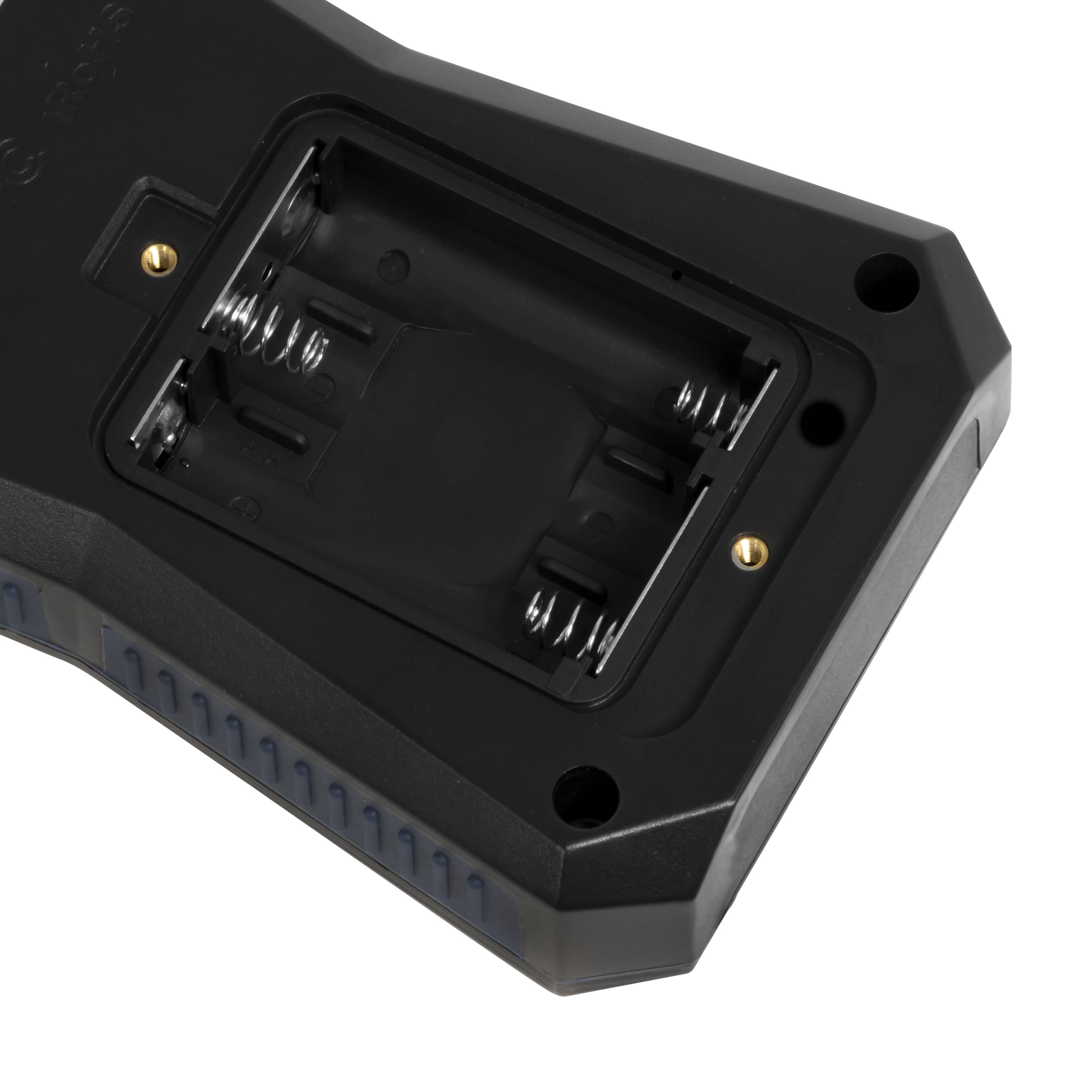 Das Bild zeigt die Rückseite eines schwarzen elektronischen Geräts mit einem offenen Batteriefach, das zwei AA-Batterien aufnehmen kann, aber die Batterien fehlen.