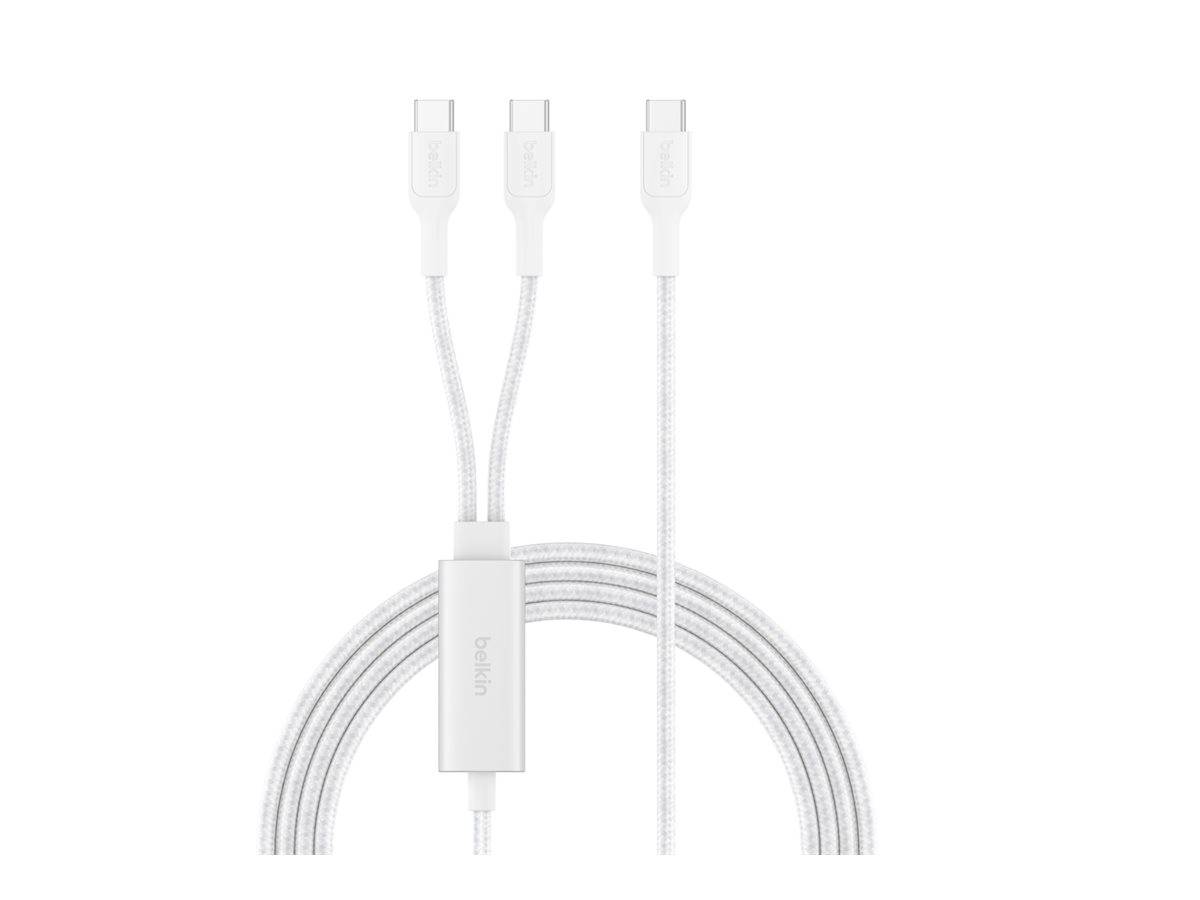Weißes geflochtenes Multi-Verbindungs-Ladekabel mit drei USB-C-Anschlüssen und einem zentralen Belkin-Stecker, dargestellt auf einem einfachen weißen Hintergrund.