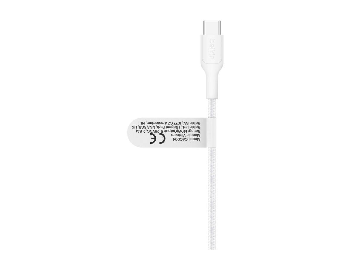 Weißes USB-C-Kabel mit einer Beschriftung am Kabel und einem verstärkten Stecker auf einfachem weißem Hintergrund.