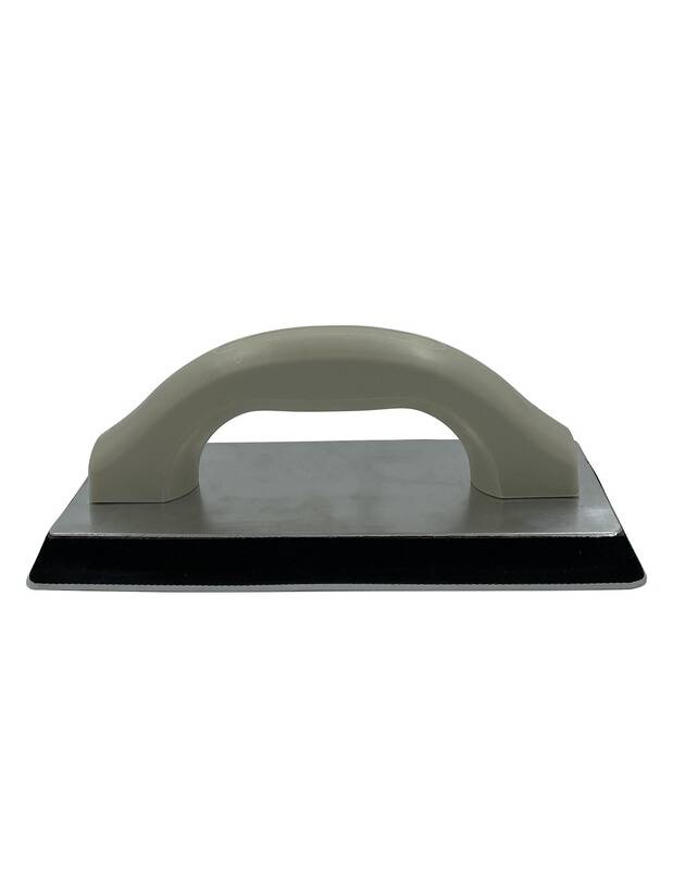 Ein flacher, tragbarer Fugenbrett mit grauem Griff und schwarzer Grundfläche, das zum Auftragen von Fugenmörtel auf Fliesen verwendet wird.