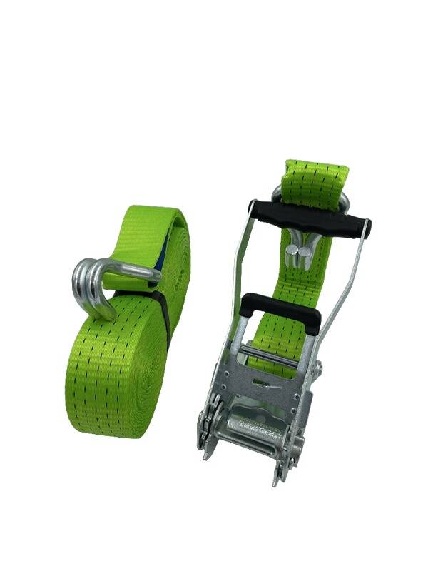 Ein hellgrünes Spanngurt mit metallischer Schnalle zum Sichern von Frachten. Der Gurt ist neben dem metallischen Spannmechanismus aufgerollt.