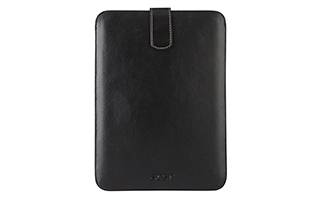 Schwarze Ledertabletthülle oder Tasche mit Überschlag-Verschluss, in Vorderansicht auf weißem Hintergrund dargestellt.