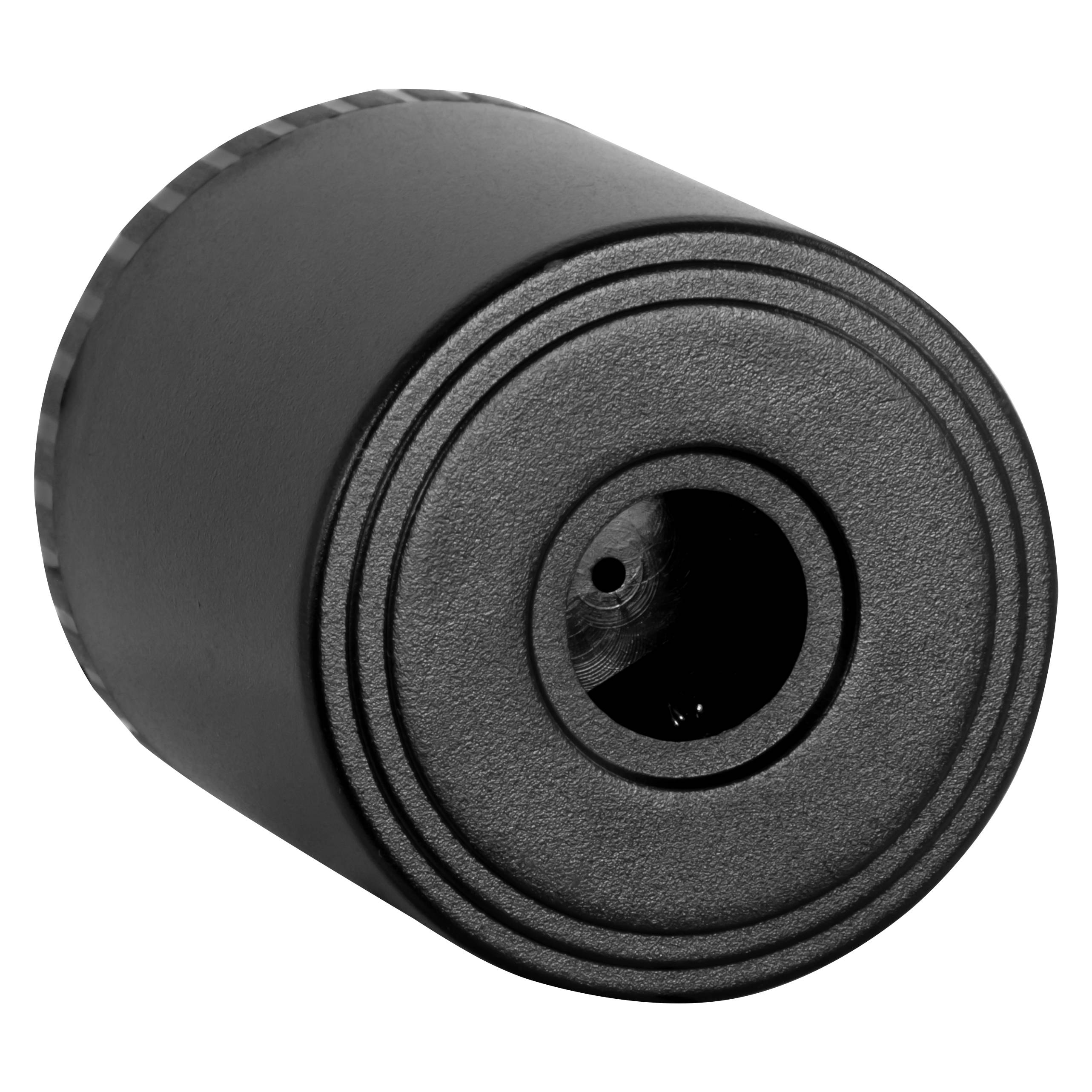 Ein schwarzes zylindrisches Objekt, möglicherweise ein Filter oder Gehäuse, mit einem zentralen Loch und konzentrischen Kreismustern auf der Oberfläche.