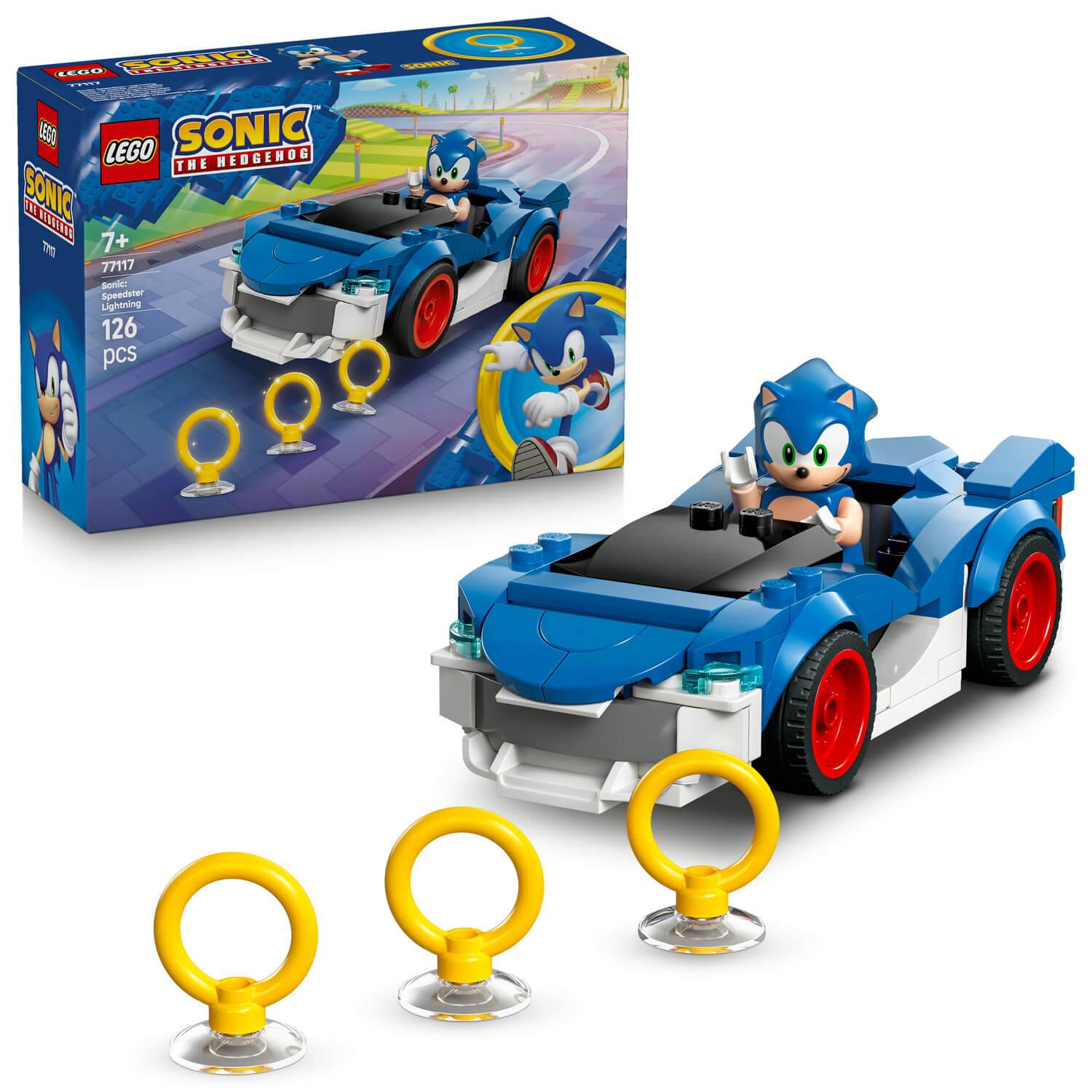 LEGO-Set mit Sonic dem Igel, der in einem blauen Auto mit roten Rädern fährt. Enthält drei goldene Ringe und eine Displaybox mit Artwork.