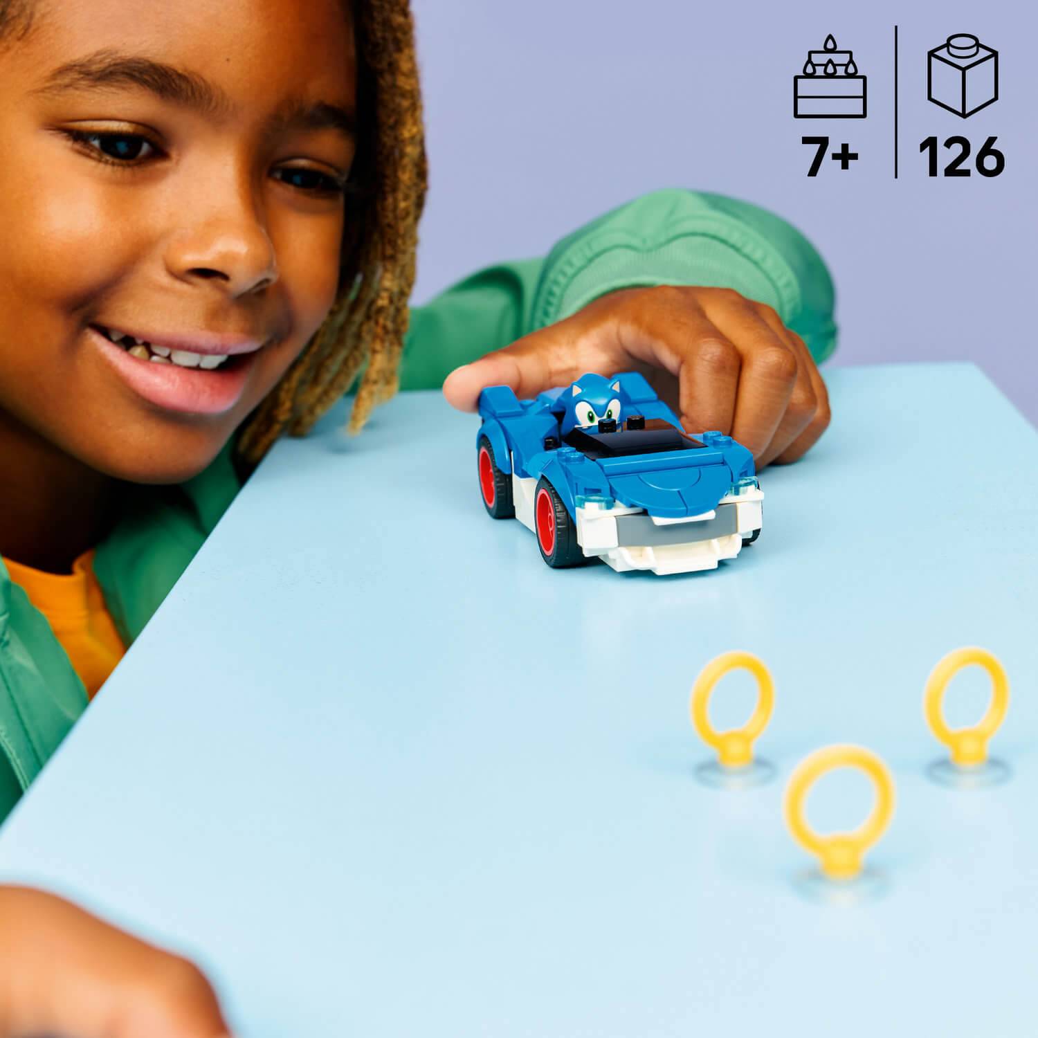 Ein Holzschnitzmeißel mit hölzernem Griff, das ein Kirschenlogo aufweist. Das Werkzeug hat eine lange, flache Metallklinge, die für detaillierte Schnitzarbeiten entwickelt wurde.