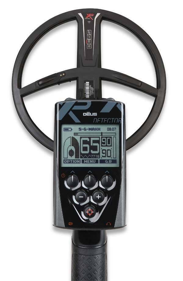 Metalldetektor mit kreisförmiger Suchspule und digitaler Anzeige, die „65