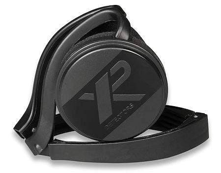 Zusammengeklappte schwarze Over-Ear-Kopfhörer mit schlankem Design, das Logo „Puro Pro