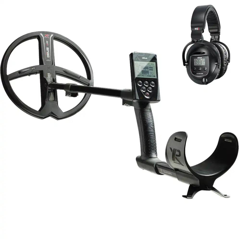Metalldetektor mit kreisförmiger Suchspule, Kontrollanzeige und Armlehne, plus ein Paar schwarze Over-Ear-Kopfhörer oben rechts abgebildet.
