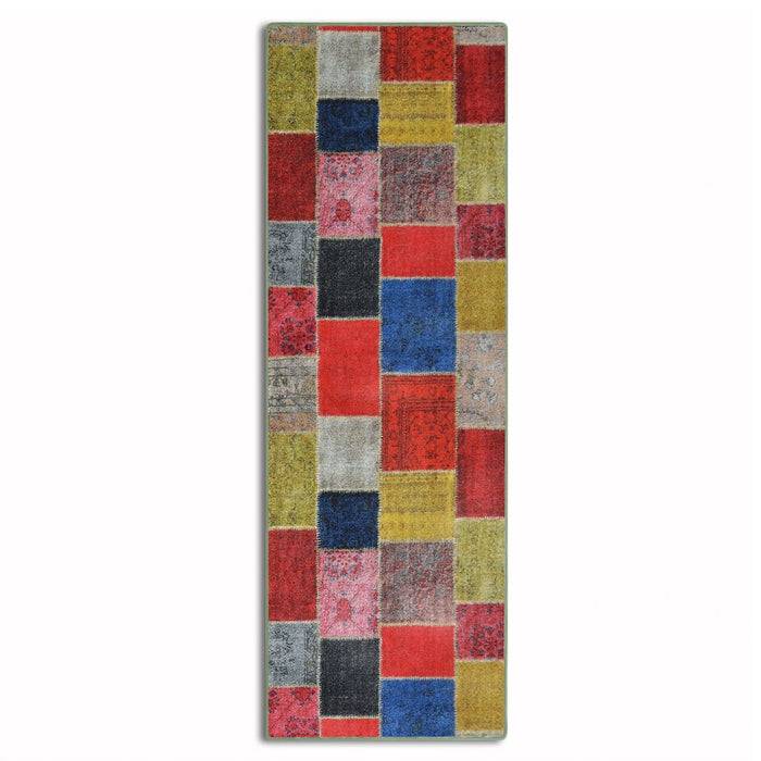 Ein farbenfroher Patchwork-Teppich mit verschiedenen Quadraten in Rot, Blau, Gelb, Schwarz und Grau, die in einem vertikalen Muster angeordnet sind.