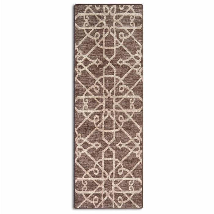 Ein brauner Teppich mit einem aufwendigen, symmetrischen geometrischen Muster in hellem Beige, mit verschlungenen Schleifen und Diamantformen.