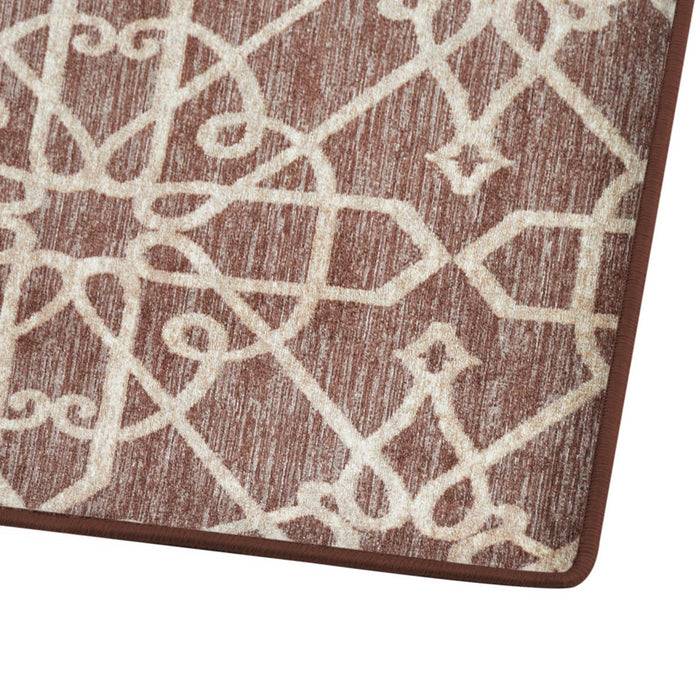 Ein dekorativer Teppich mit einem geometrischen Muster aus sich kreuzenden Linien und Kurven in Creme- und Brauntönen.