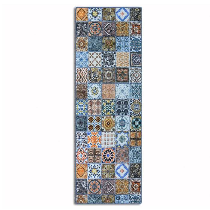 Eine rechteckige Anzeige von mehrfarbigen, aufwändig gemusterten Fliesen mit geometrischen und floralen Designs, die in einem vertikalen Stapel angeordnet sind.