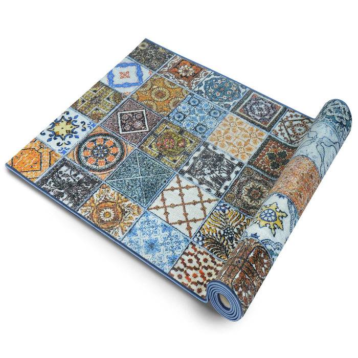 Ein ausgerolltes Blatt, das ein Mosaik aus farbenfrohen, gemusterten Kacheln zeigt. Jede Kachel weist unterschiedliche geometrische und florale Designs in Blau-, Orange- und Gelbtönen auf.