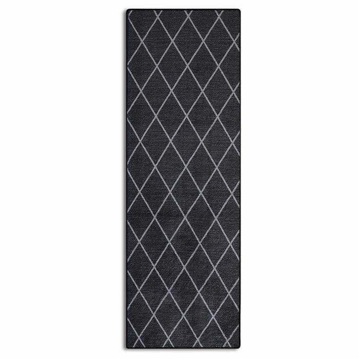 Ein dunkelgrauer rechteckiger Teppich mit einem Diamantmuster aus helleren grauen Linien.