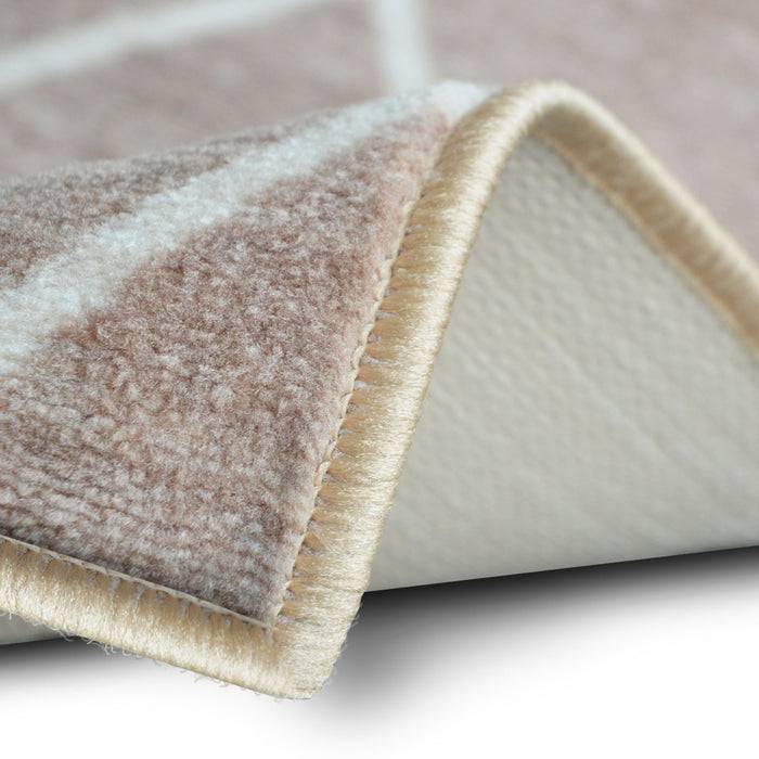 Eine Nahaufnahme einer Teppichkante, die umgeklappt ist, um ihre weiche, strukturierte Oberfläche und Rückseite zu zeigen, wobei ihre Qualität und ihr Material hervorgehoben werden.