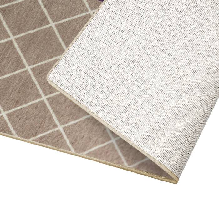 Ein beigefarbener Teppich mit weißem Gittermuster ist teilweise aufgerollt und zeigt seine helle Unterseite.