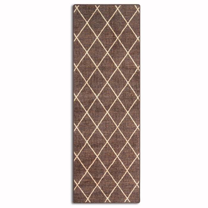 Ein rechteckiger brauner Bodenteppich mit einem Muster aus sich kreuzenden beigen Diagonallinien, die Diamantformen bilden.