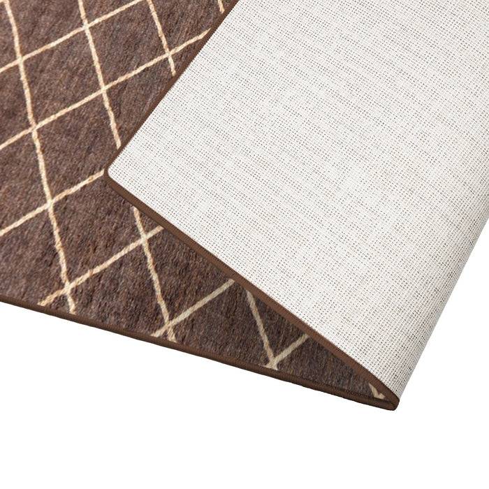 Ein brauner Teppich mit einem Diamantmuster, teilweise aufgerollt, um die weiße Unterseite zu zeigen.