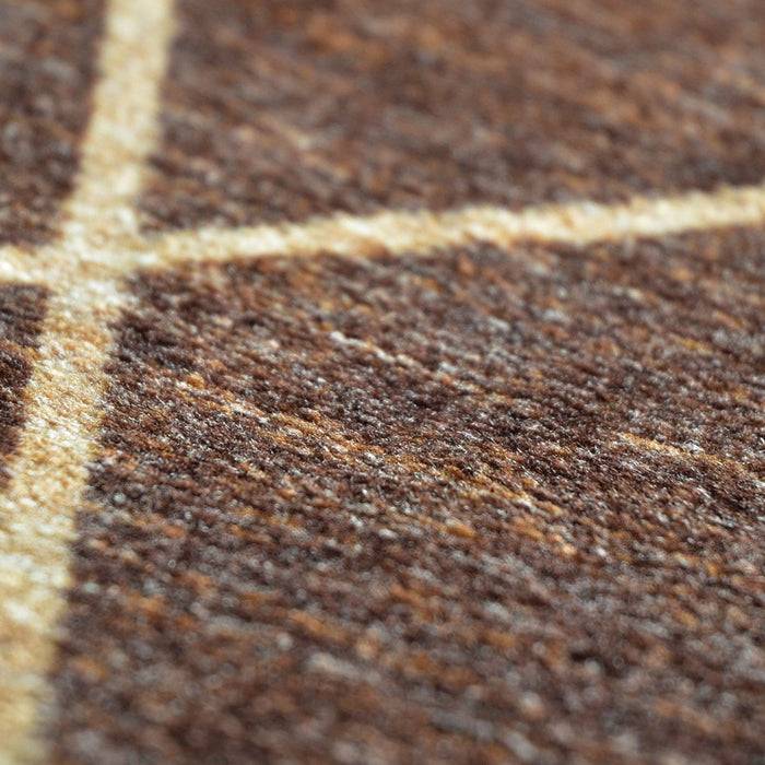 Nahaufnahme eines Teppichs mit Gittermuster in Braun- und Beigetönen, die strukturierte Oberfläche und sich kreuzende Linien zeigt.