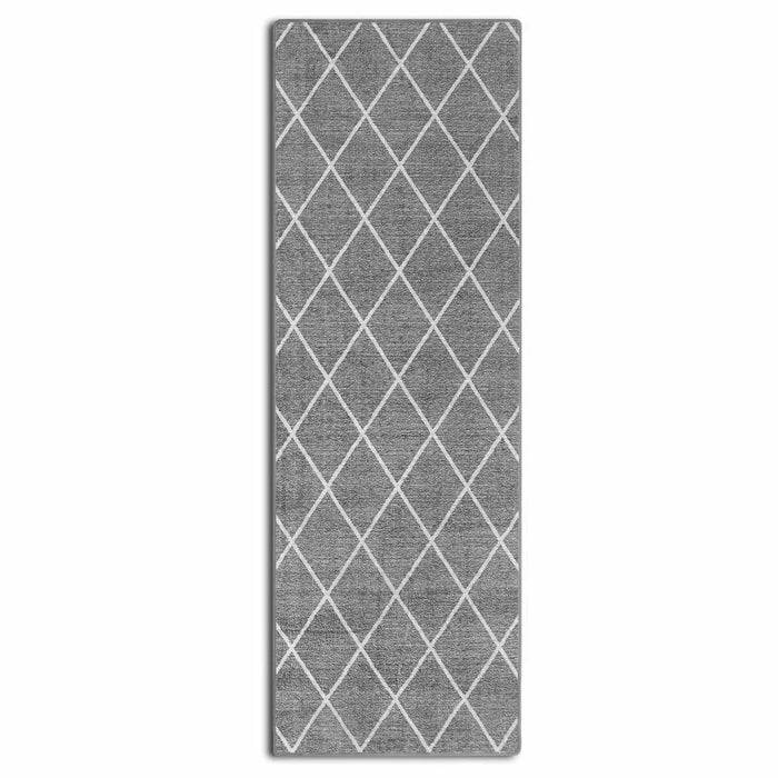 Ein grauer Teppich mit einem sich kreuzenden Rautenmuster, das ein geometrisches Design erzeugt. Das Muster wird durch dünne weiße sich schneidende Linien gebildet.