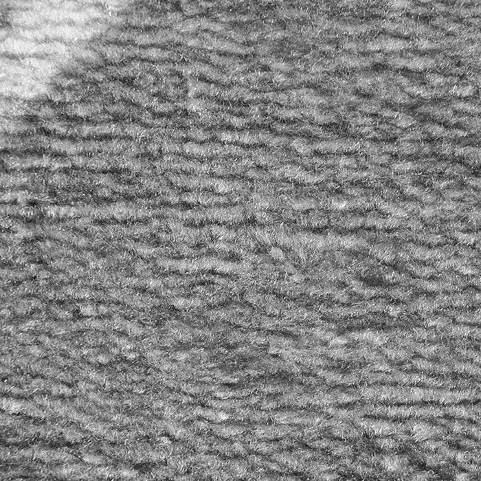 Nahaufnahme von strukturiertem grauem und weißem Wollstoff mit sichtbaren Fasern, die ein Muster aus horizontalen Linien zeigt.