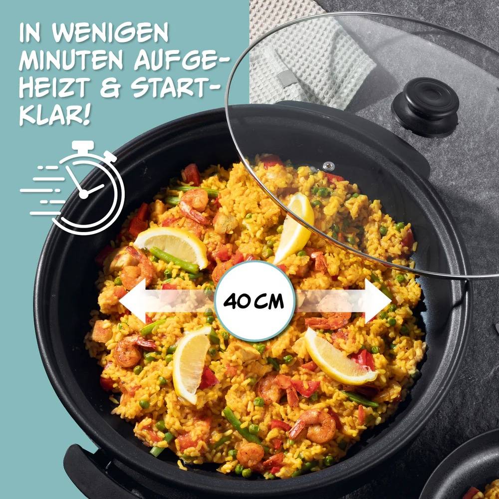 Eine Pfanne mit lebendigem Paella mit Garnelen, Zitronenscheiben und Erbsen ist zum Essen bereit. Ein Uhrsymbol deutet darauf hin, dass es schnell in „40 CM