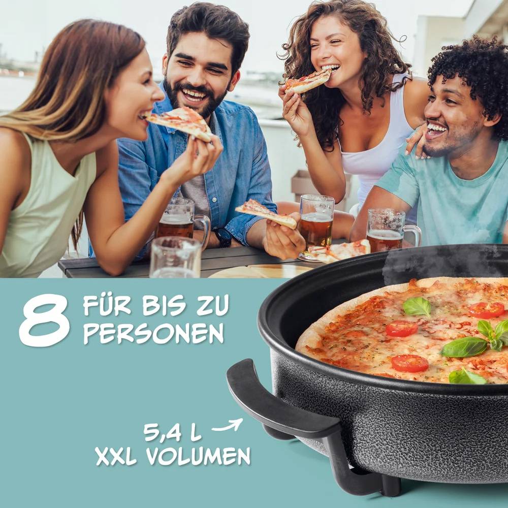 Vier Menschen essen glücklich Pizza um einen Tisch herum. Texthighlights: '8 für bis zu Personen' und '5,4 L XXL Volumen'.