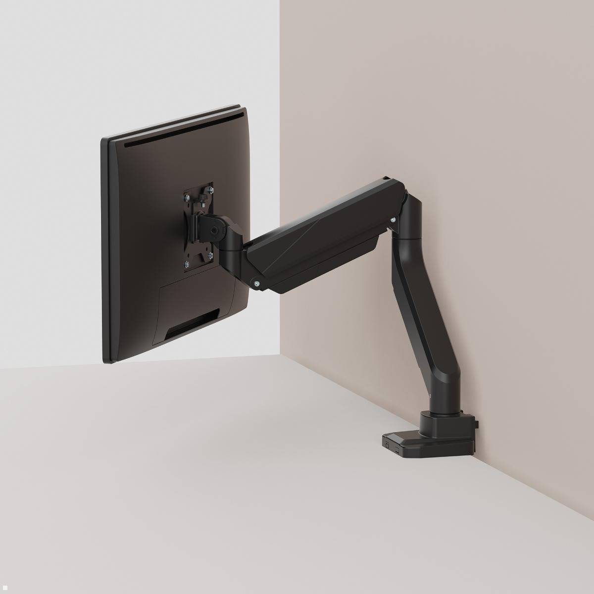 Monitor, das auf einem verstellbaren, schwenkbaren Arm an der Wand montiert ist, ermöglicht flexible Positionierung und platzsparende Einrichtung.