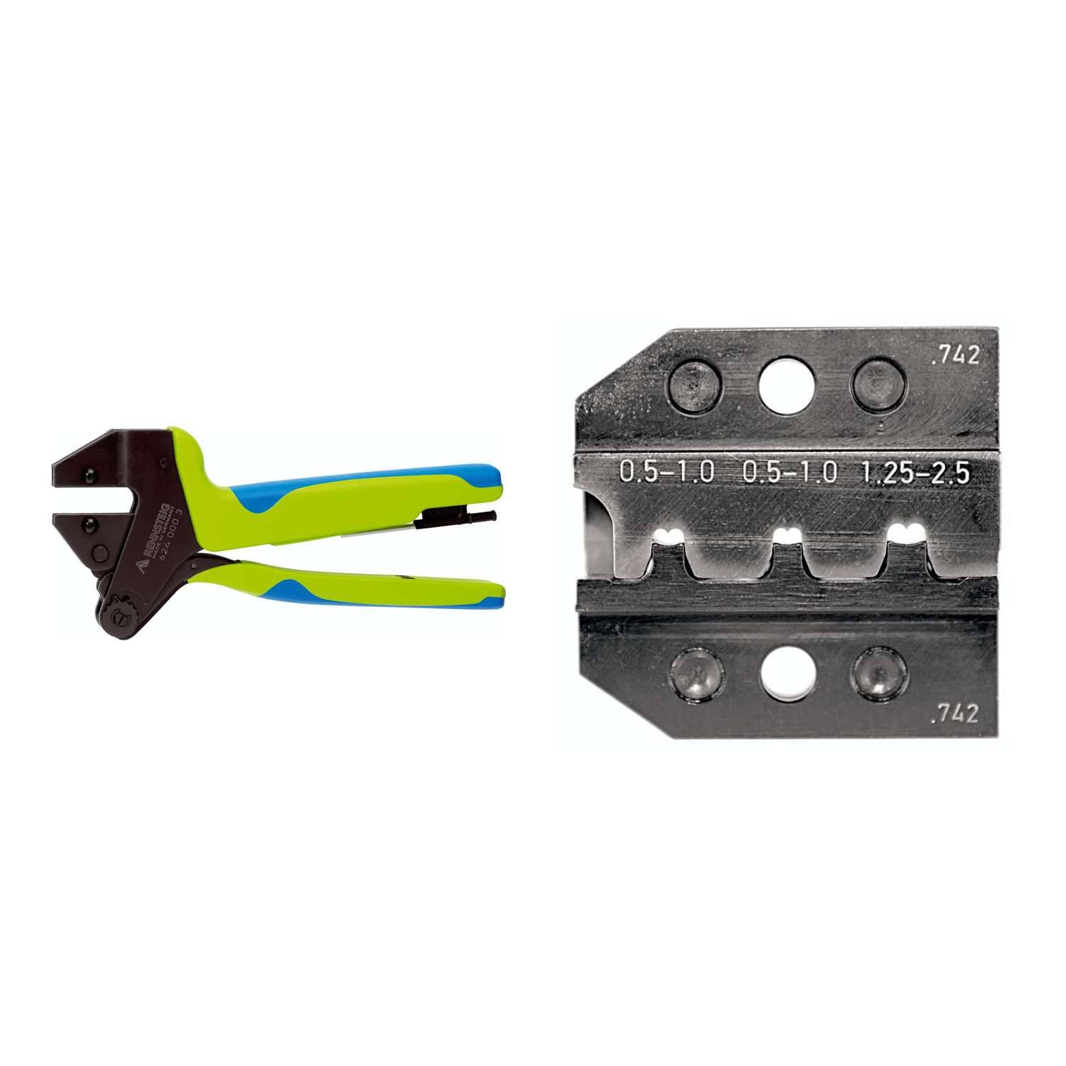 Ein Crimpwerkzeug mit grünen und blauen Griffen wird neben einem abnehmbaren Metallstempel gezeigt, der Größenmessungen von 0,5 bis 2,5 aufweist.