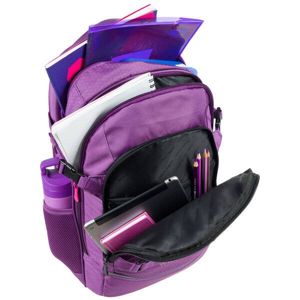 Violetter Schulrucksack gefüllt mit Notizbüchern, einem Ordner, Stiften und einem Tablet, gezeigt mit offener Vordertasche auf weißem Hintergrund.