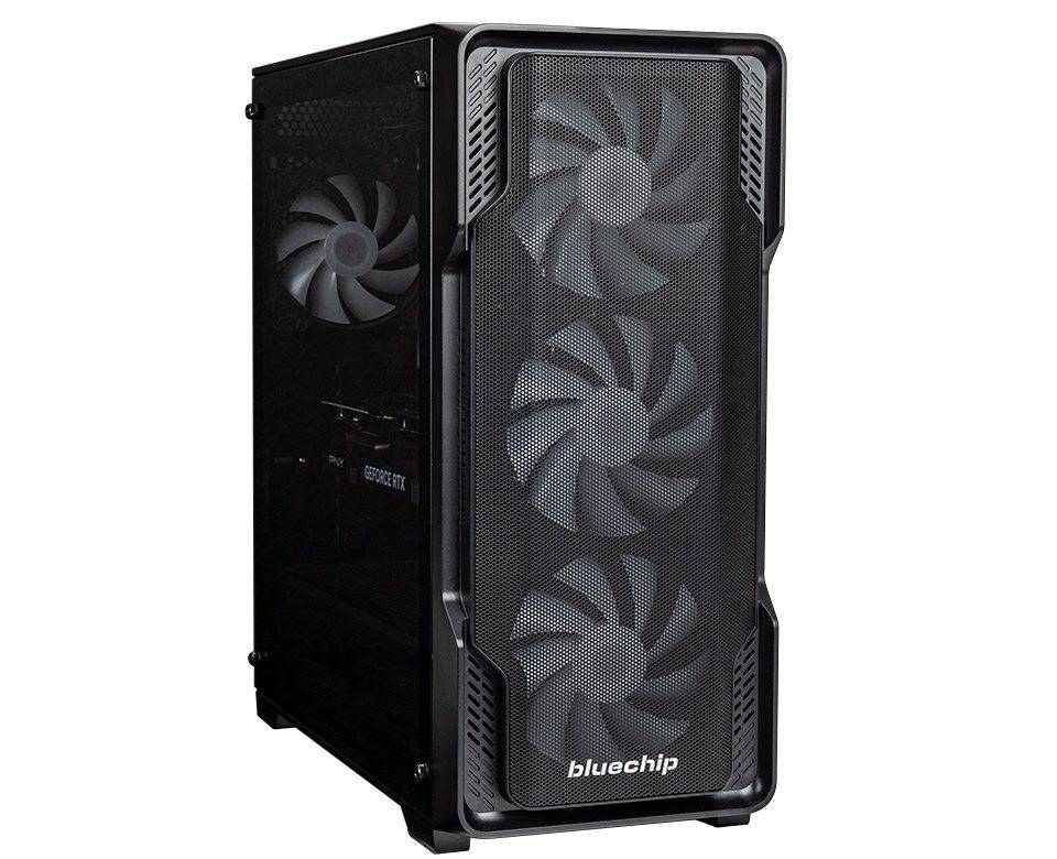 Ein Gaming-PC-Gehäuse mit transparentem Seitenpanel, ausgestattet mit drei großen Kühlventilatoren an der Vorderseite und der Markenname "bluechip"" angezeigt.