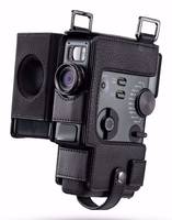 Eine Vintage-Kamera in einem schwarzen Lederetui, mit sichtbaren Wählscheiben und einem Objektiv, das ein altmodisches Fotografie-Thema vermittelt.