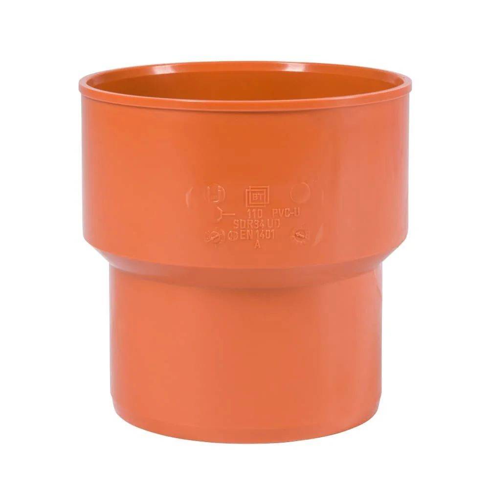 Oranges Kunststoffrohrfitting, zylindrisch mit verbreitertem Mittelteil, verwendet für Sanitär- oder Entwässerungsverbindungen.