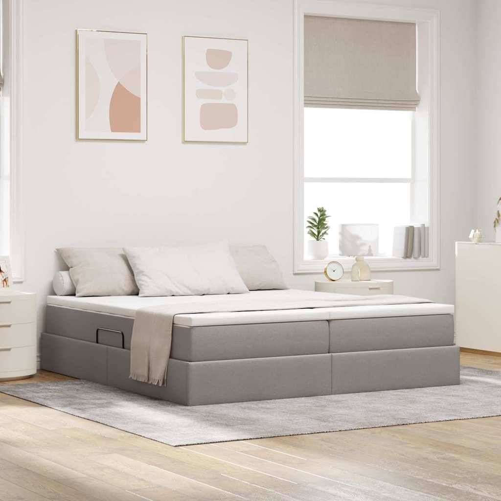 Ein modernes Schlafzimmer zeichnet sich durch ein minimalistisches Design mit einem flachen Bett, neutraler Bettwäsche, abstrakter Wandkunst und natürlichem Licht aus einem Fenster aus.
