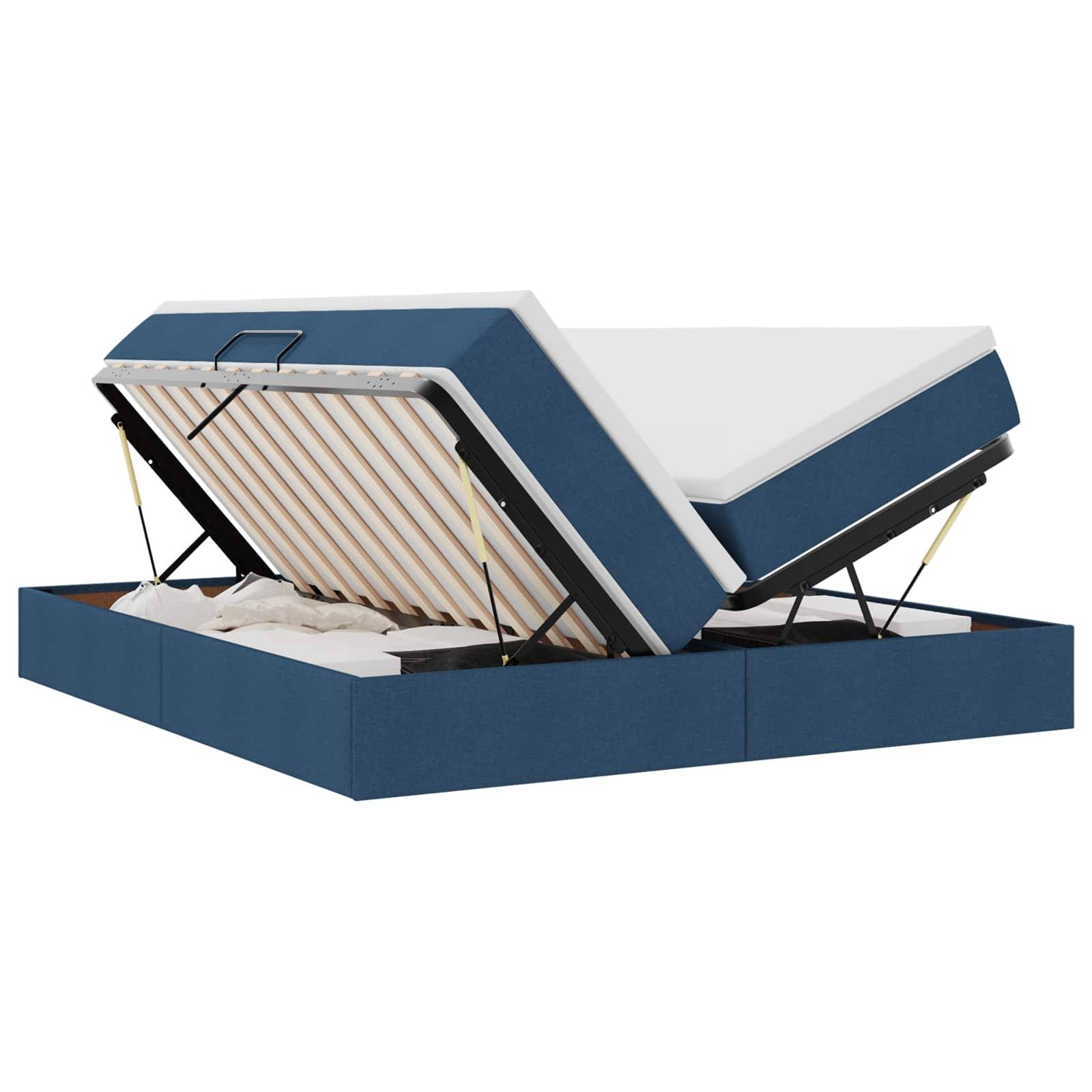 Ein blau gepolstertes Speicherbett mit angehobener Matratze und Rahmen, das den Stauraum unter dem Bett freilegt.