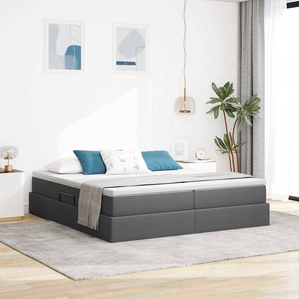 Modernes Schlafzimmer mit einem grauen Podestbett, weiß-blauen Kissen, Pendelleuchte und einer Pflanze auf einem Nachttisch in einem gut beleuchteten Raum.