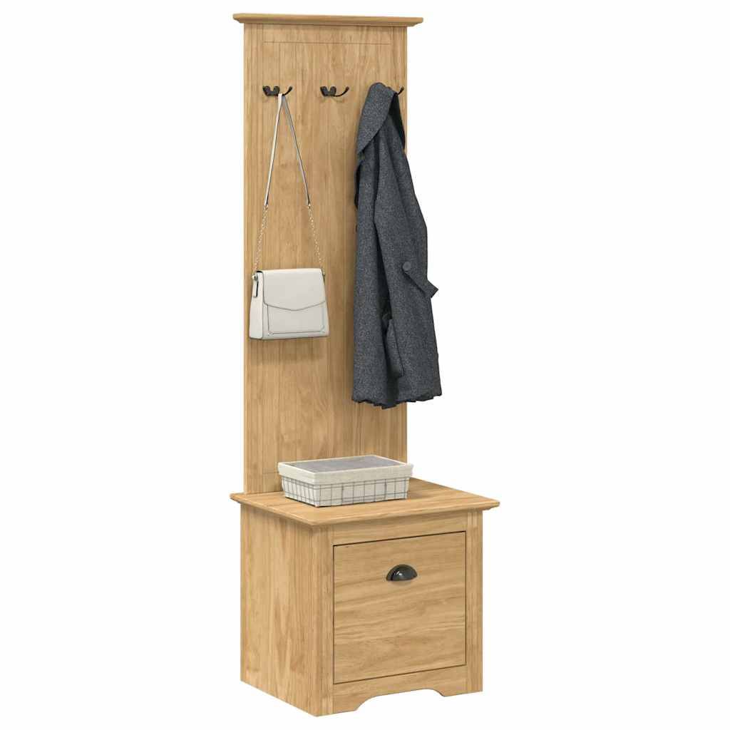 Garderobe aus Holz mit einem hängenden Mantel, einer kleinen beigefarbenen Tasche auf den oberen Haken und einem Flechtkorb auf einem Schubladenfach einer Aufbewahrungsbank.
