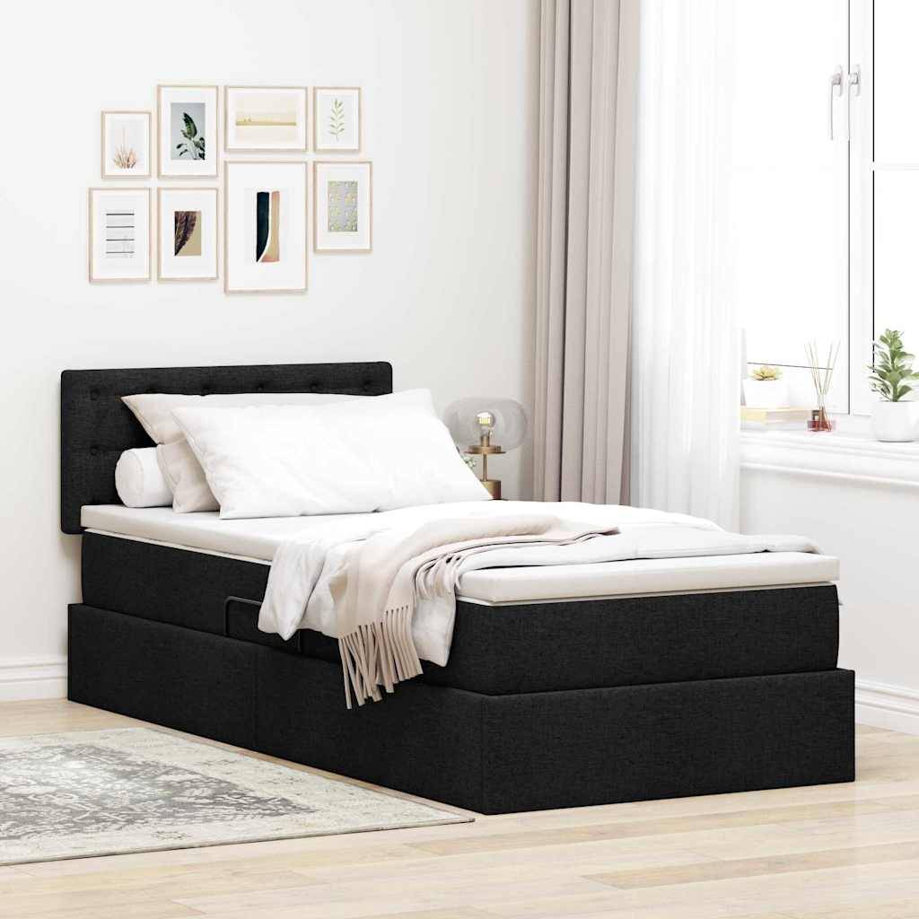 Ein ordentlich gemachtes Bett mit schwarzem Rahmen und weißer Bettwäsche ist in der Nähe eines sonnigen Fensters positioniert und mit gerahmten Kunstwerken darüber dekoriert.