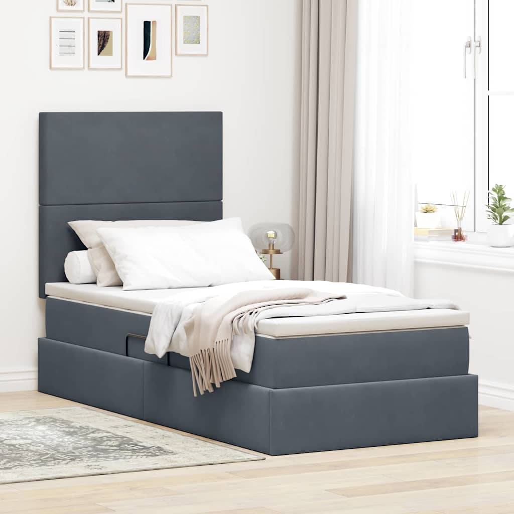 Ein ordentlich gemachtes Doppelbett mit Schubladen darunter, verziert mit weißen Kissen und einer beigen Wurfdecke. Minimalistisches Schlafzimmerdekor und ein großes Fenster.