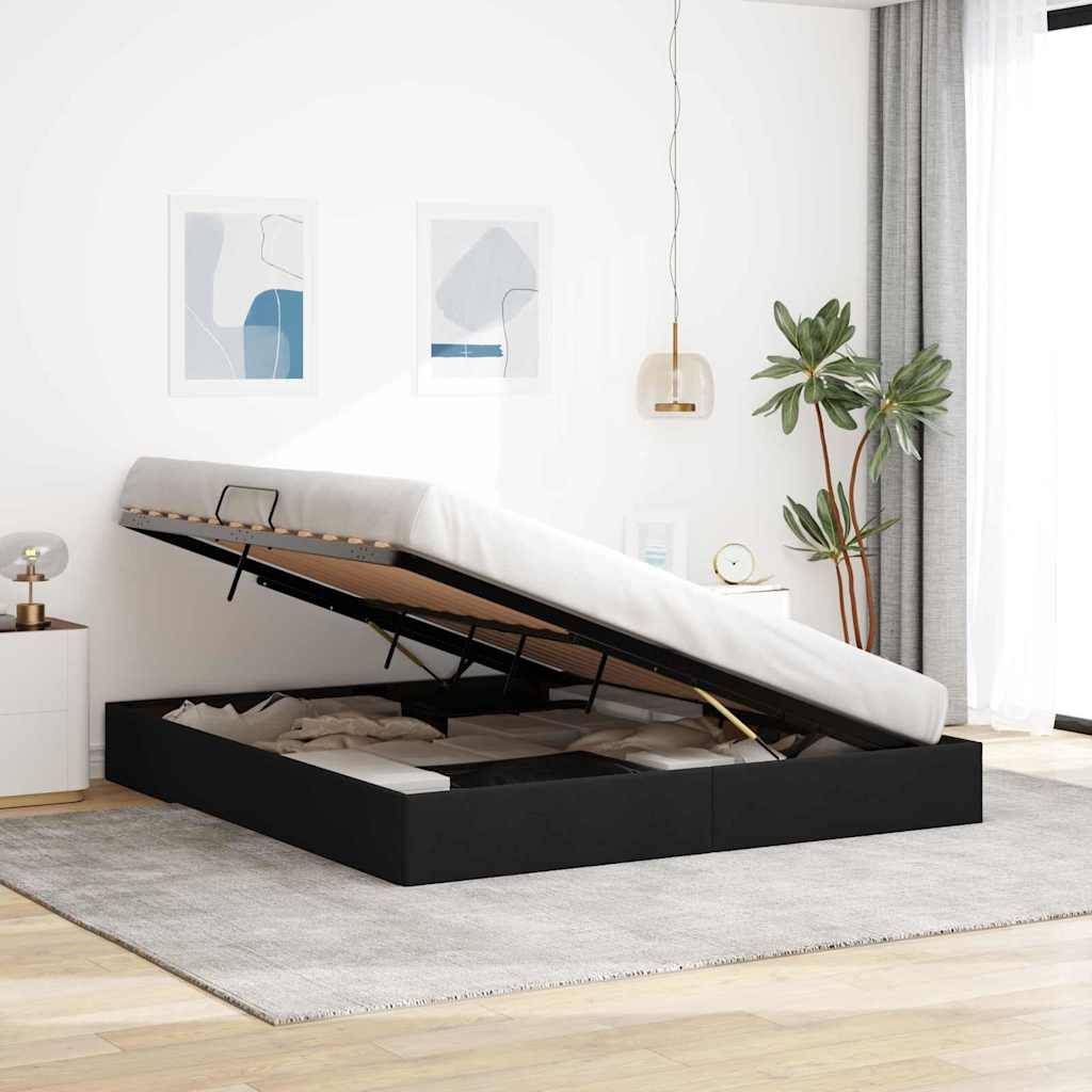 Ein modernes Schlafzimmer mit einem schwarzen Speicherbett mit aufklappbarer Matratze, das Stauraum darunter offenbart. Minimalistische Einrichtung mit Pflanzen.
