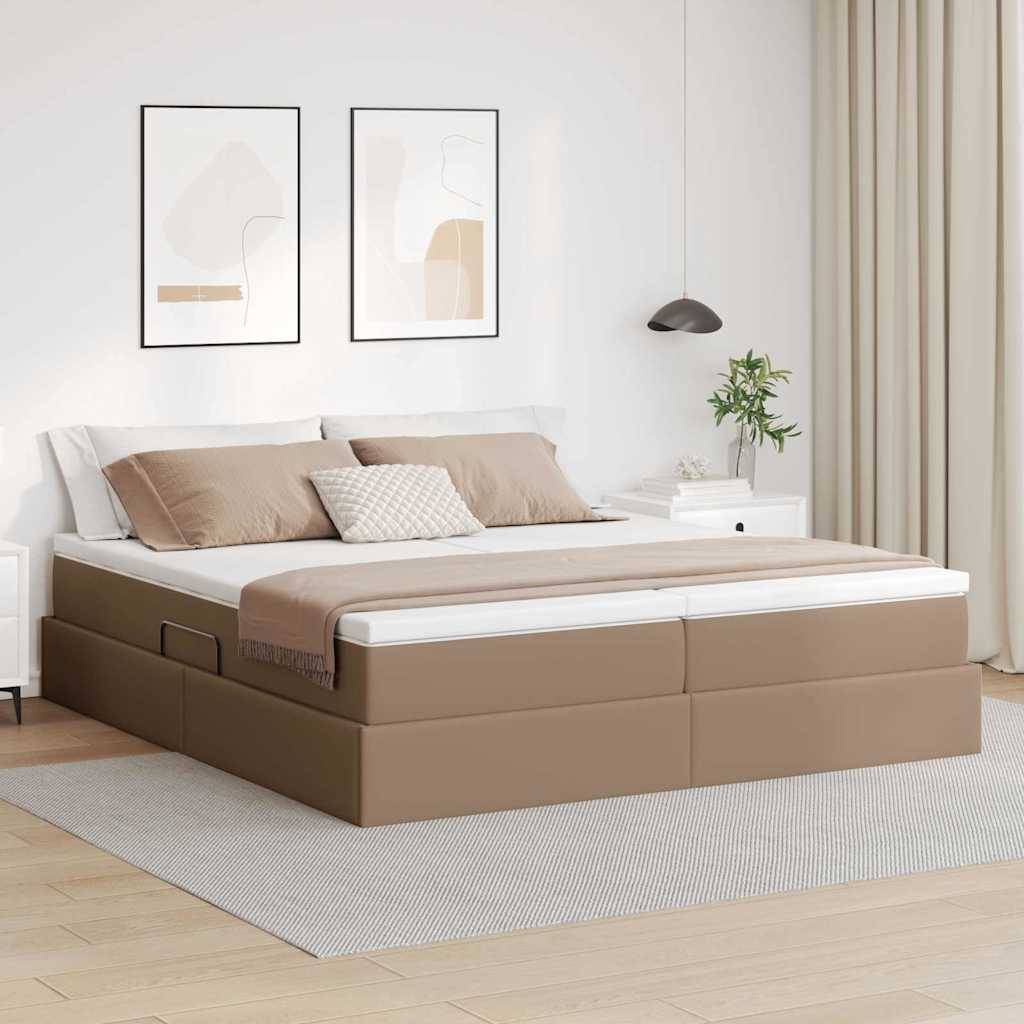 Modernes Schlafzimmer mit großem Bett, das braune Schubladen zur Aufbewahrung hat, weiße Bettwäsche und geometrische Kunst darüber. Eine Pendelleuchte hängt über einer kleinen Pflanze auf dem Nachttisch.